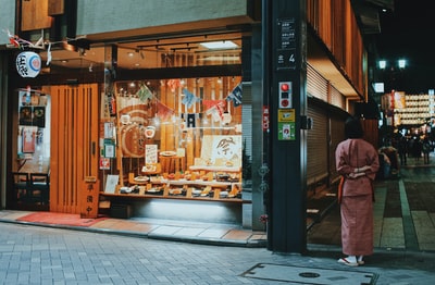 站在咖啡馆附近的女人